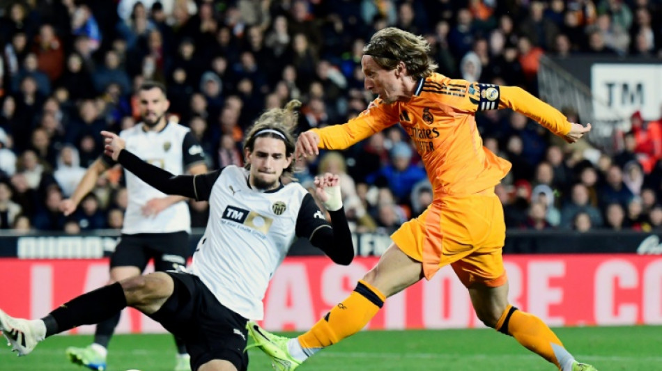 Espagne: le Real Madrid, r&eacute;duit &agrave; dix, gagne &agrave; Valence (2-1) et prend la t&ecirc;te de la Liga