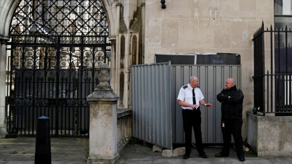 Banksy kritisiert mit Werk an Londoner Gericht Vorgehen gegen Proteste