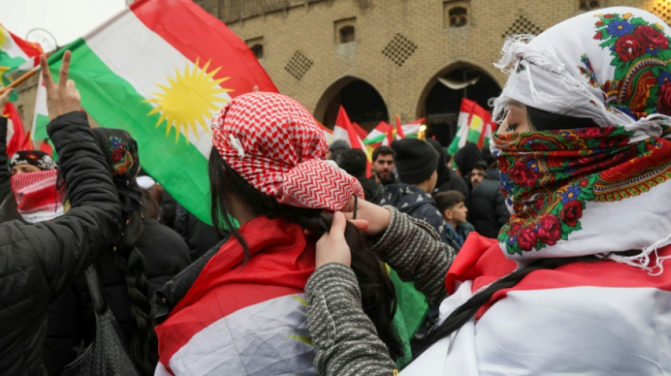 En Irak, des femmes kurdes se tressent les cheveux en solidarit&eacute; avec une combattante syrienne