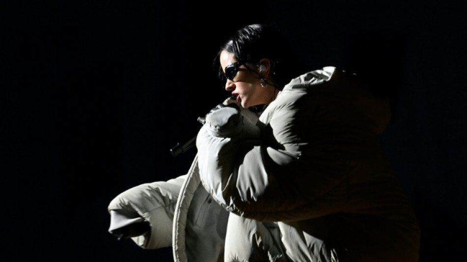 Rosal&iacute;a sale "coron&aacute;" de Par&iacute;s con un espectacular desfile de Louis Vuitton