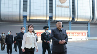 L&iacute;der norte-coreano inspeciona primeiro sat&eacute;lite espi&atilde;o (imprensa estatal)