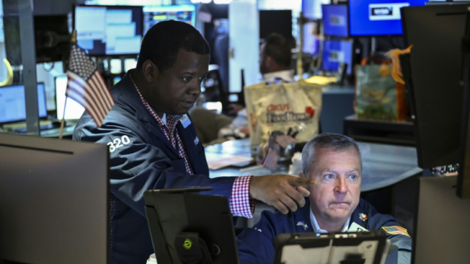 Wall Street &eacute;volue en baisse, continue de scruter les donn&eacute;es sur l'emploi