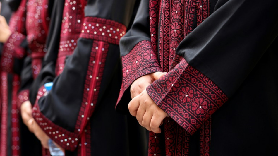 Una artista gazat&iacute; borda desde Par&iacute;s el "dolor" de la guerra