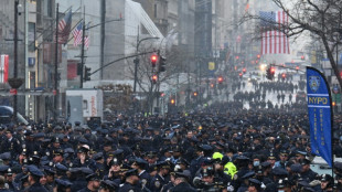 New York honore un jeune policier tu&eacute;, symbole de la hausse des violences