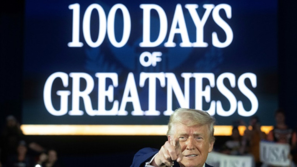 Trump marque ses cent jours sur un ton triomphaliste et agressif