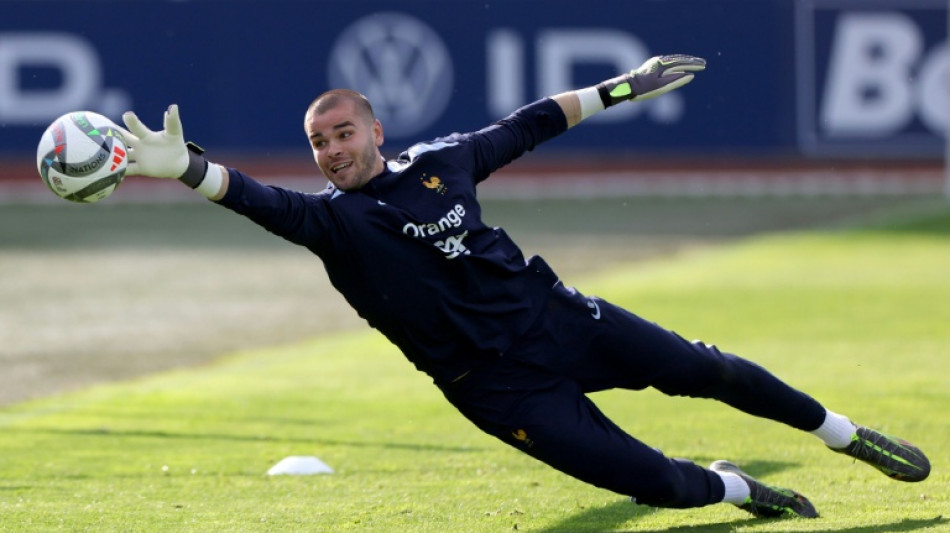 PSG oficializa contratação do goleiro Lucas Chevalier, do Lille