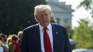 Trump arrivato in Scozia, prime proteste ad accoglierlo