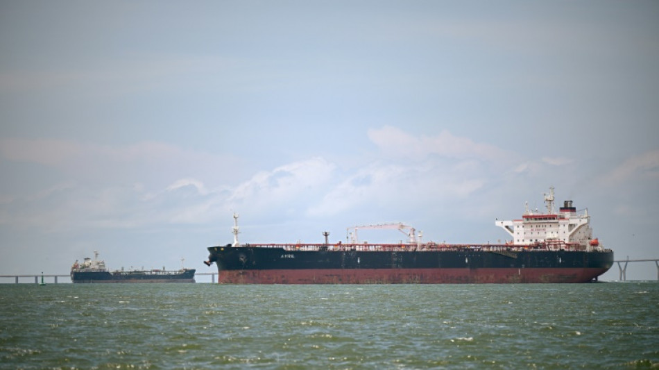 Fila de barcos en el Lago de Maracaibo antes del cese de las trasnacionales petroleras en Venezuela 