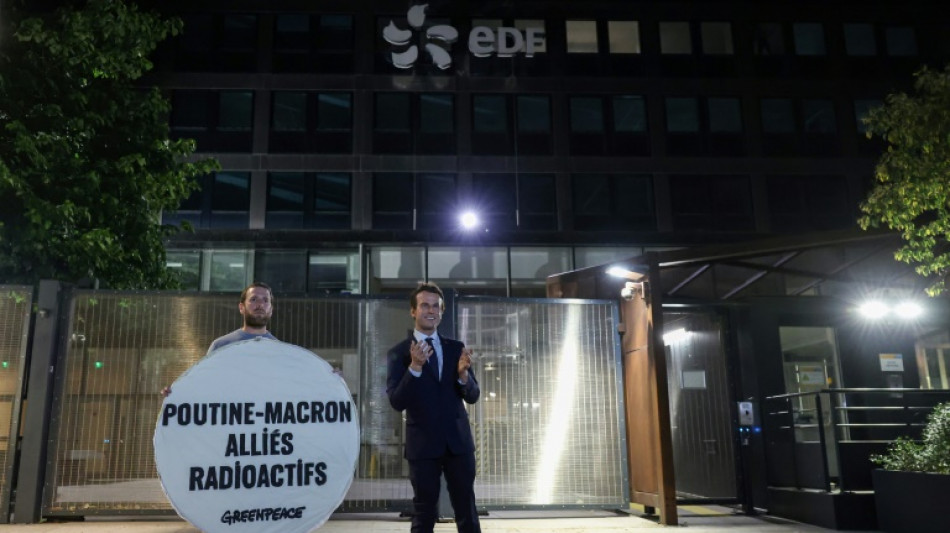 La estatua de Macron que militantes de Greenpeace robaron de un museo parisino volvi&oacute; a su lugar