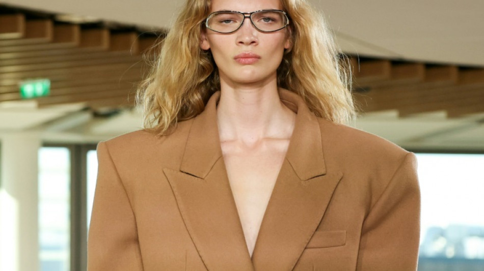 Stella McCartney invita la moda sexy a las oficinas, Tom Ford se estrena en Par&iacute;s