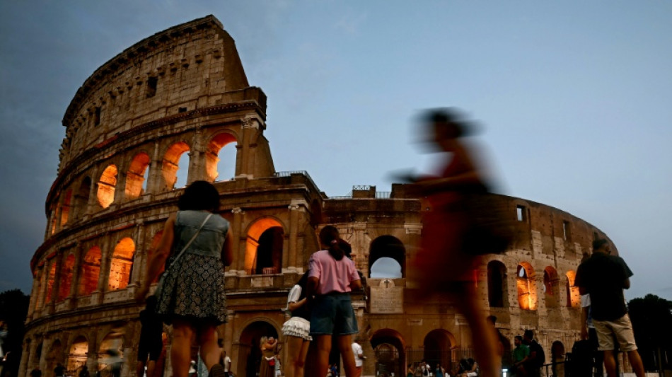 Bajo tierra, temprano o muy tarde: así huyen los turistas del calor en Roma