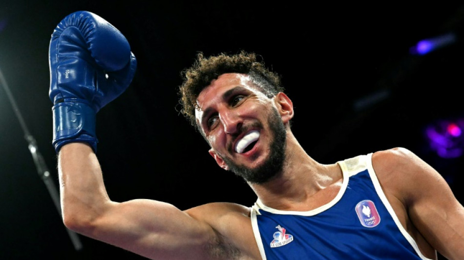 Boxe: Sofiane Oumiha qualifi&eacute; pour les demi-finales (63,5 kg), m&eacute;daille assur&eacute;e