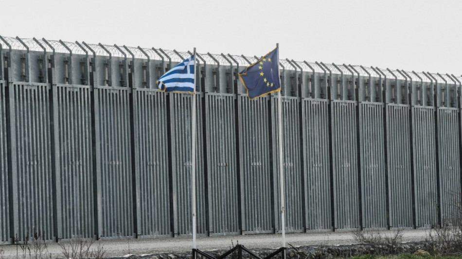 Aux fronti&egrave;res ext&eacute;rieures de l'UE, la Gr&egrave;ce &eacute;tend sa cl&ocirc;ture anti-migrants