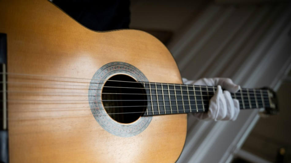 La guitarra espa&ntilde;ola "La in&eacute;dita" fue subastada en Par&iacute;s