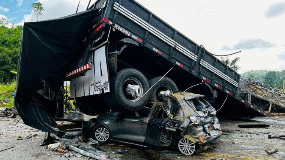 "Terrible" accident de car au Br&eacute;sil : au moins 38 morts