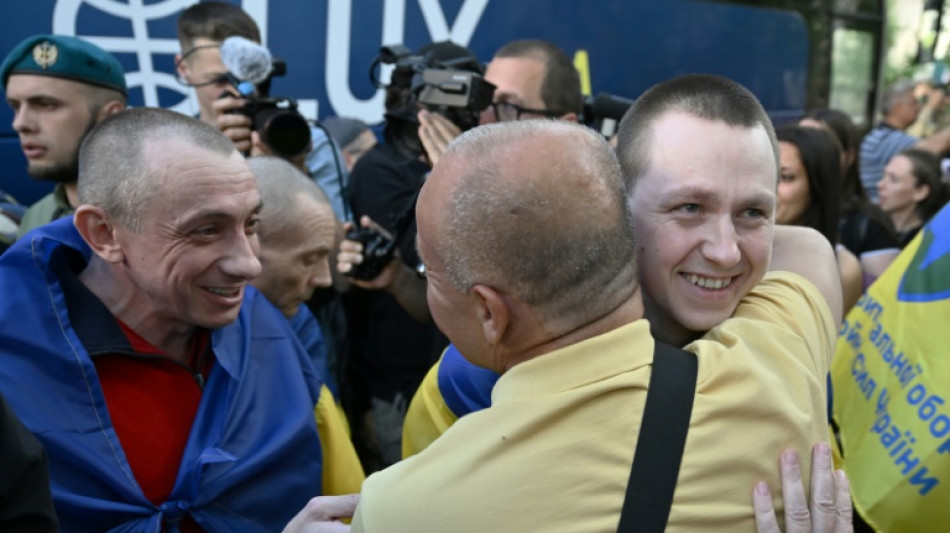 Reencuentros, sonrisas y l&aacute;grimas en el regreso a Ucrania de prisioneros liberados por Rusia