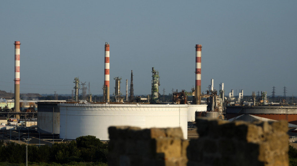 Il petrolio chiude poco mosso a New York a 64,98 dollari