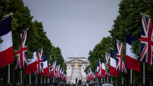 Macron &eacute; recebido pelo rei Charles em visita de Estado ao Reino Unido