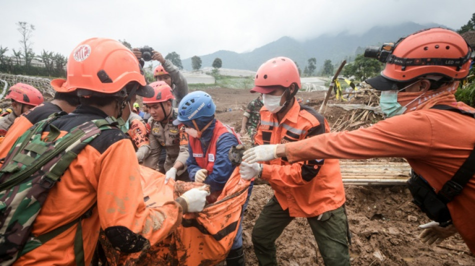 Al menos 17 muertos y m&aacute;s de 70 desparecidos por el alud en Indonesia