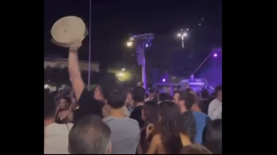 Notte della Taranta, con balli e tamburelli bloccano il concerto