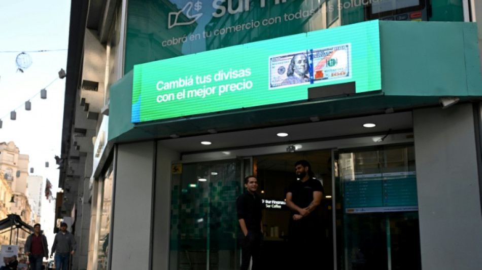 La moneda argentina se deprecia cerca de un 8% tras el levantamiento del control de cambios