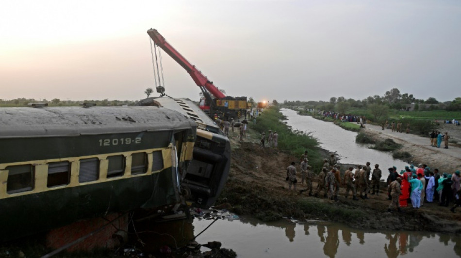 Paquist&atilde;o investiga acidente de trem que deixou 34 mortos