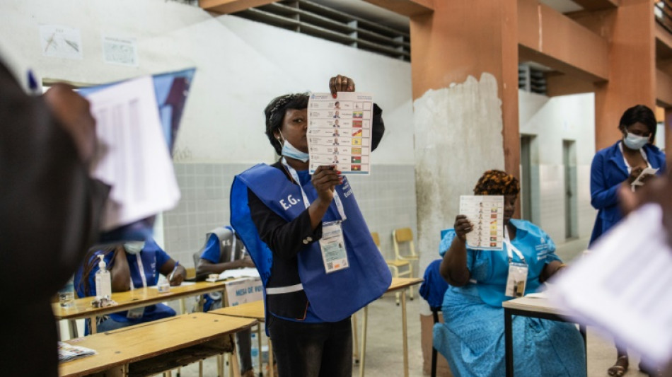 Elections en Angola: le pr&eacute;sident en t&ecirc;te dans un scrutin serr&eacute;