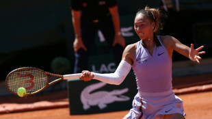 'On song' Zheng dances into French Open last 16