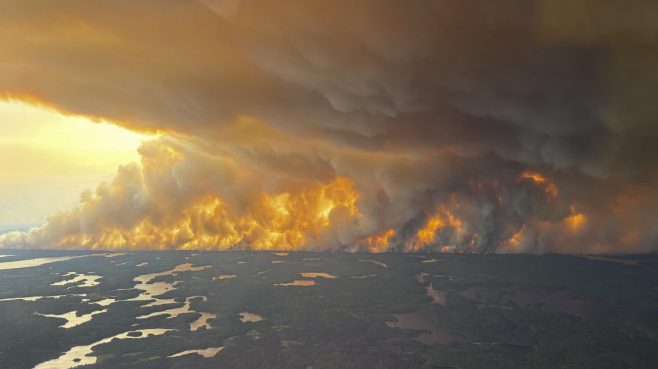 Colossali incendi boschivi in Canada, il fumo minaccia gli Usa