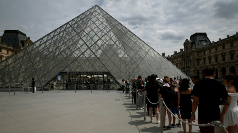 Raub&uuml;berfall im Louvre in Paris: T&auml;ter erbeuten Schmuck von "unsch&auml;tzbarem Wert"