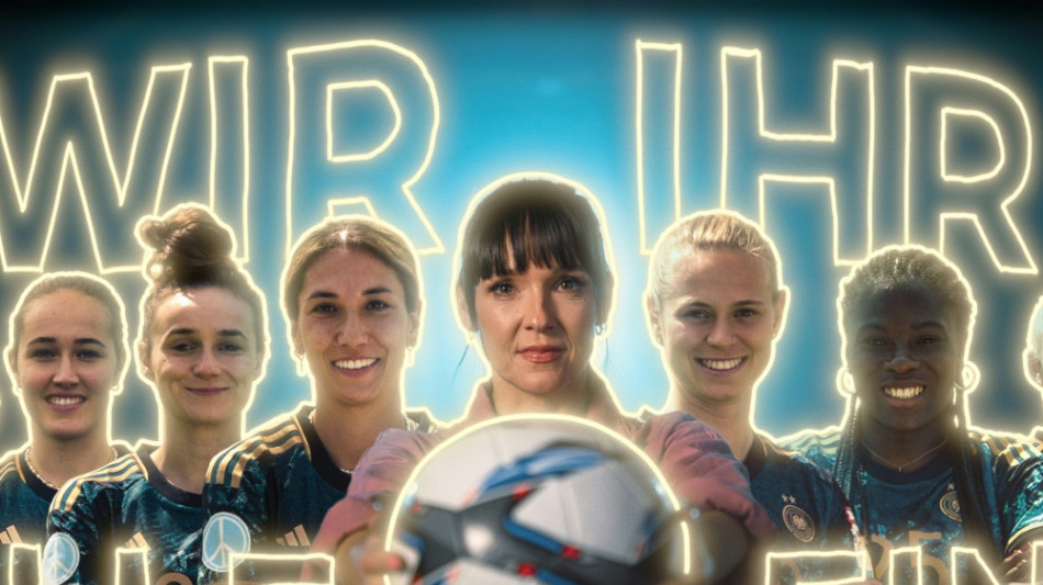 "Wir Ihr Alle Eins": Kebekus produziert WM-Song f&uuml;r DFB-Team