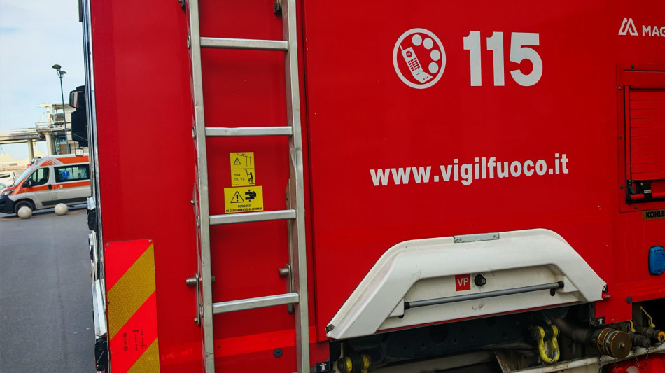 Giovane precipita per 15 metri e muore in piazza Gae Aulenti a Milano
