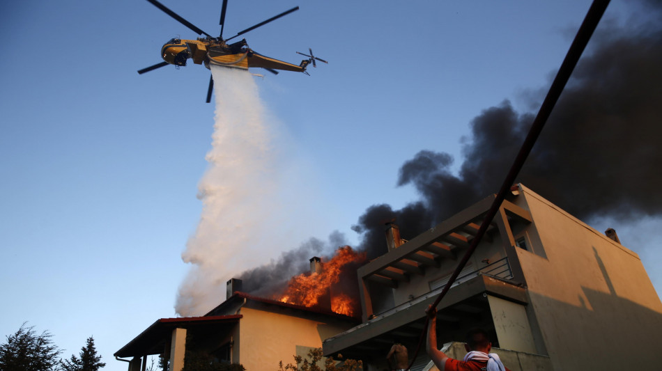 Incendi in Grecia, feriti 6 vigili del fuoco