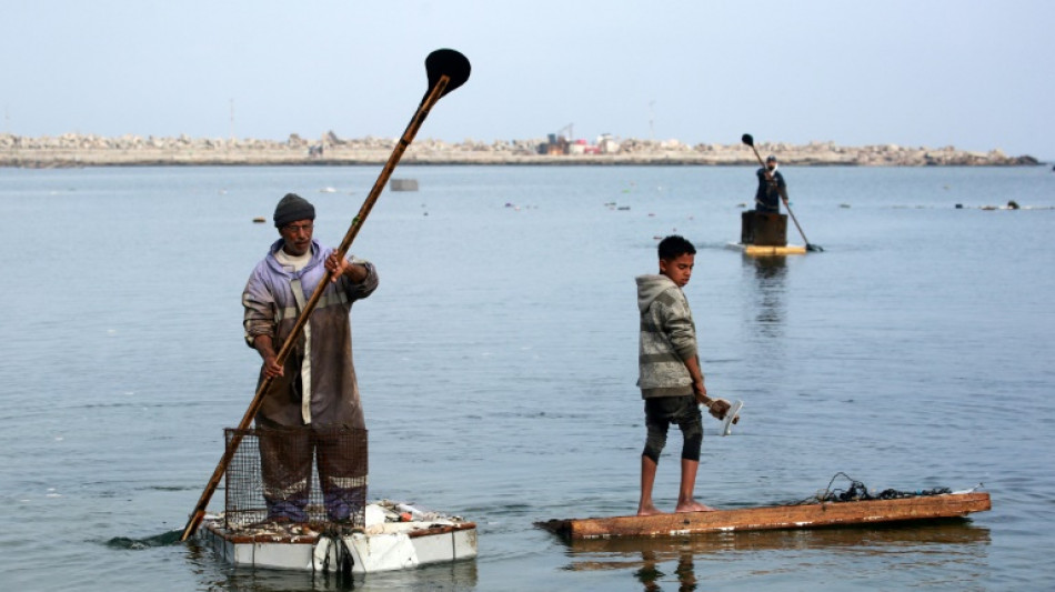 A falta de barcos, los pescadores de Gaza usan puertas de neveras como tablas de p&aacute;del