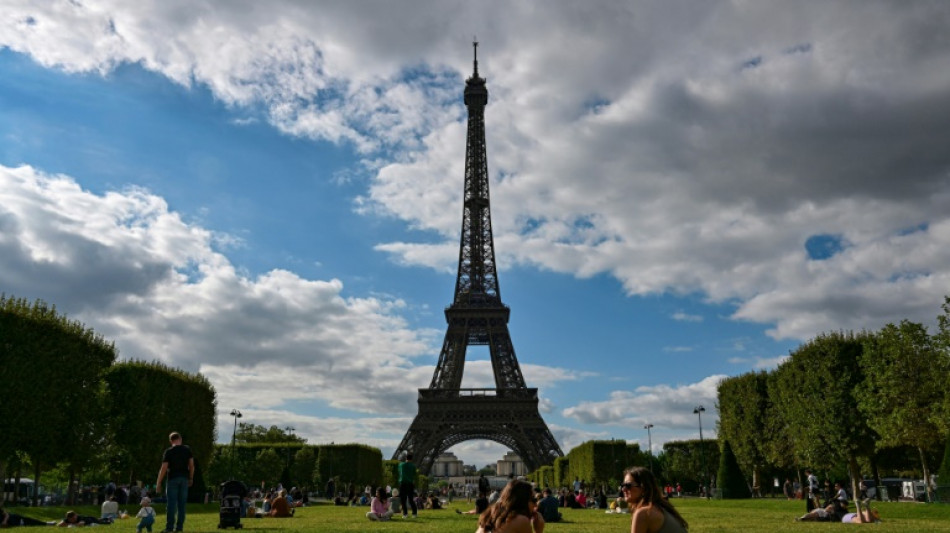 Pol&iacute;cia evacua Torre Eiffel por alerta de seguran&ccedil;a