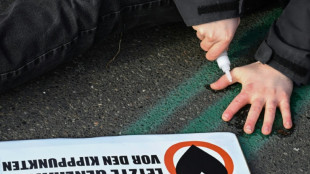 Berliner Polizei beschlagnahmt von Klimaaktivisten gro&szlig;e Mengen Sekundenkleber