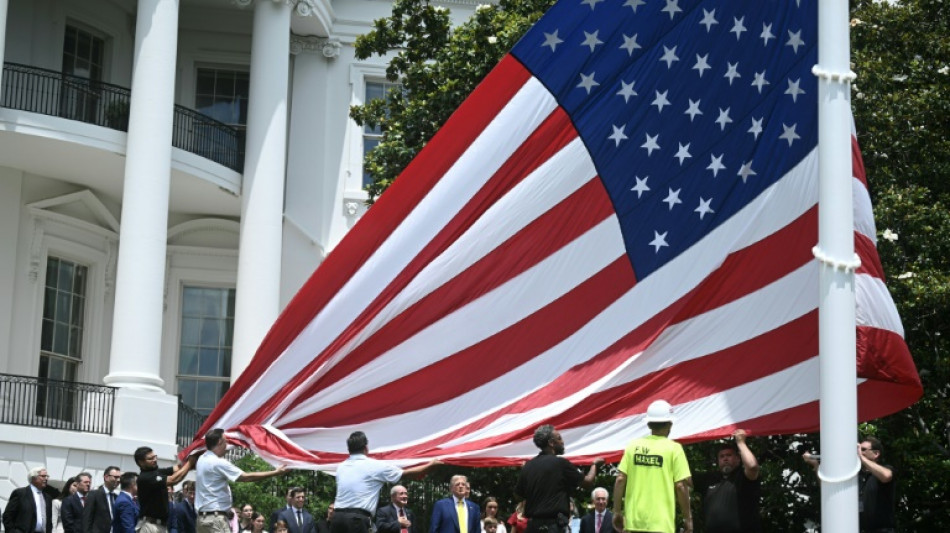 Trump weiht riesige neue Fahnenmasten vor dem Wei&szlig;en Haus ein
