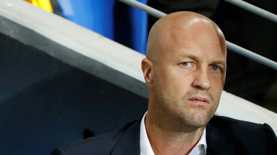Barcelona anuncia sa&iacute;da do diretor esportivo, Jordi Cruyff