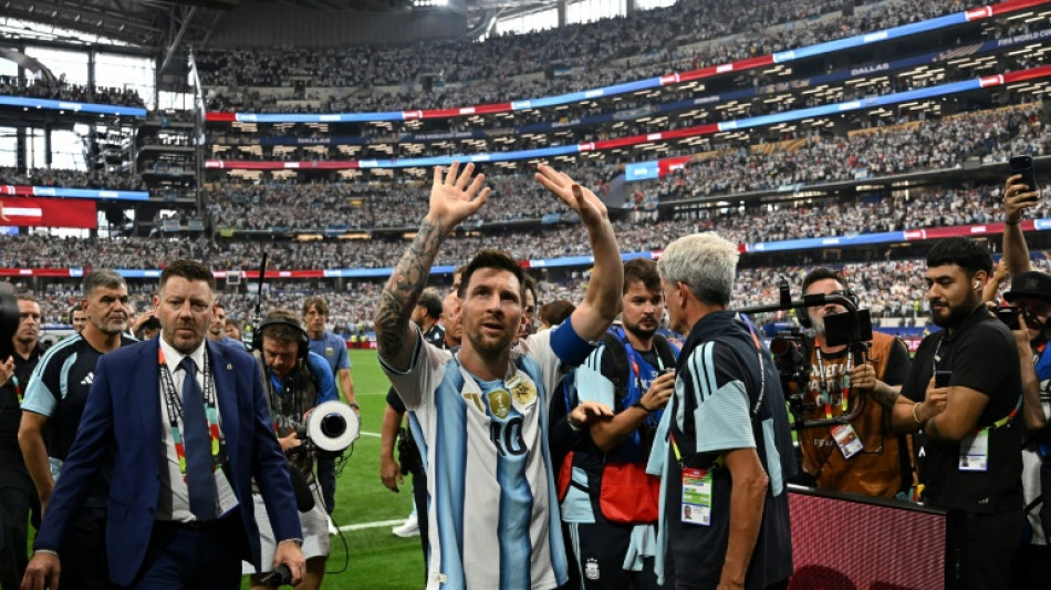 Messi lleva a Argentina a 16avos y logra un r&eacute;cord de goleador en el Mundial
