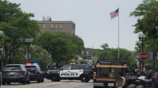 USA: vaste traque pour arr&ecirc;ter un tireur qui a fait 6 morts lors d'un d&eacute;fil&eacute; du 4-Juillet