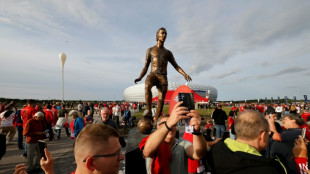 Una estatua de Beckenbauer erigida en la explanada del Allianz Arena de M&uacute;nich