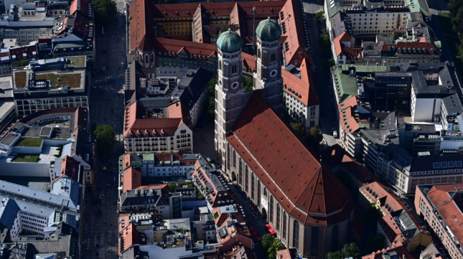 Münchner Feuerwehr befreit Vater mit Kleinkind aus ständig fahrendem Aufzug