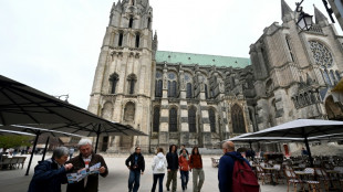 Chartres: les arbres du parvis de la cath&eacute;drale remplac&eacute;s par 32 parasols, une p&eacute;tition lanc&eacute;e