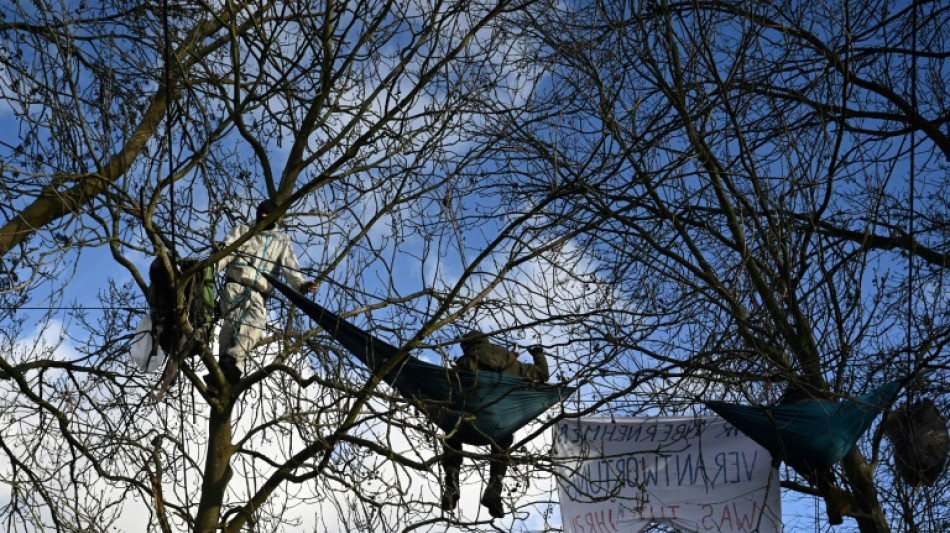 Allemagne: la police encercle des militants anti-charbon retranch&eacute;s dans un village