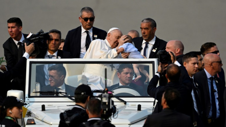 Portugal: le pape en visite &eacute;clair &agrave; Fatima devant 200.000 fid&egrave;les
