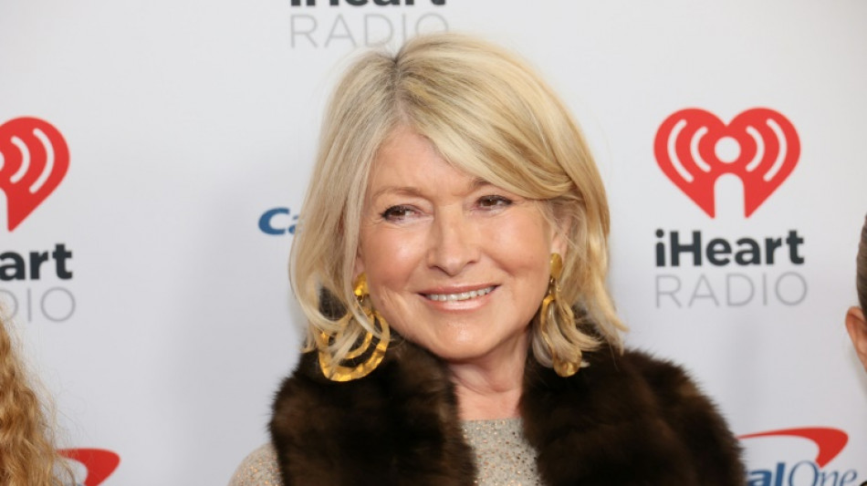 Aos 81 anos, Martha Stewart posa de mai&ocirc; para capa da Sports Illustrated