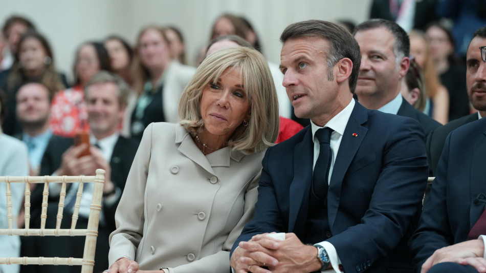 Bbc,prove a giudici Usa per mostrare che Brigitte Macron &egrave; donna