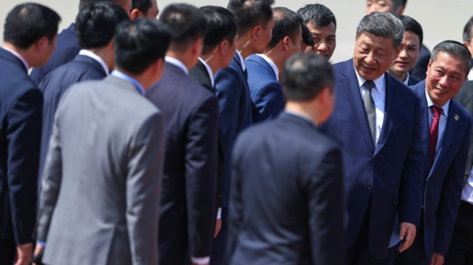 Xi cierra su visita a Vietnam que, seg&uacute;n Trump, busca "enga&ntilde;ar" a EEUU