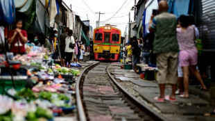 Colorido mercado en las v&iacute;as de un tren de Tailandia se reencuentra con los turistas
