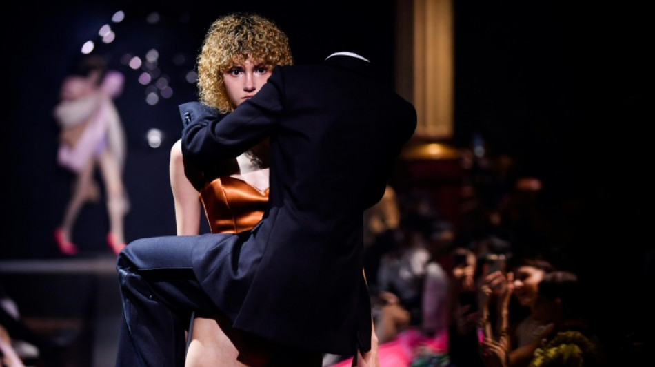 Viktor and Rolf cumplen 30 a&ntilde;os en la alta costura sin perder el sentido del humor